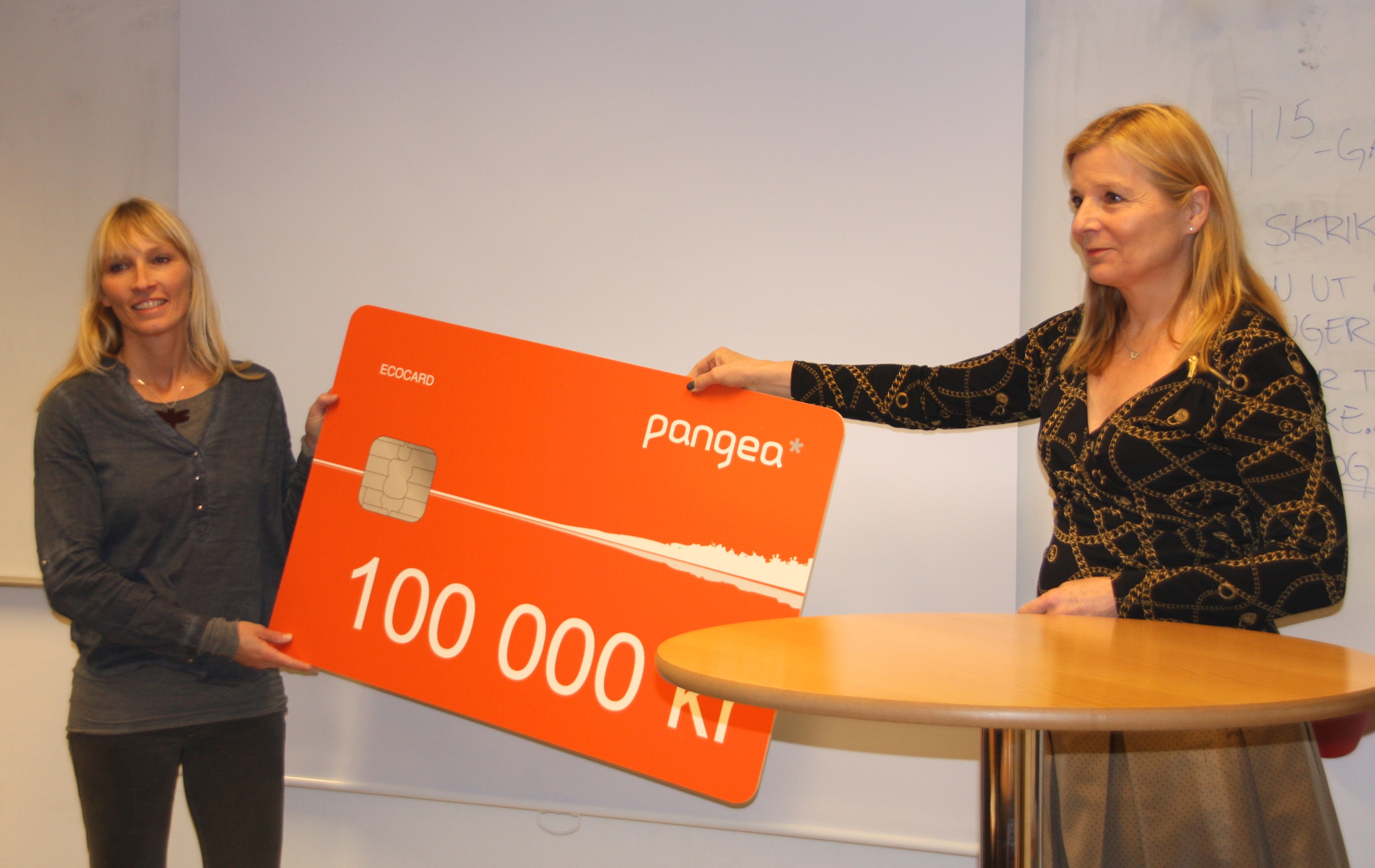 Head of the board of the Pangea Foundation, Ingrid Stange (right), gives the prize to Lise Wulff, founder of the Scream from Nature